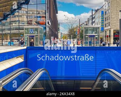 Düsseldorf (Schadowstrasse), Deutschland - Oktober 9. 2022: Eingang der U-Bahn-Station Rolltreppe an der berühmten modernen deutschen Einkaufsstraße im Stadtzentrum Stockfoto