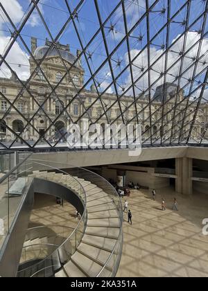 Frankreich, Paris, der Louvre oder der Louvre sind das meistbesuchte Museum der Welt und ein historisches Monument in Paris. Touristen am Haupteingang Ph Stockfoto