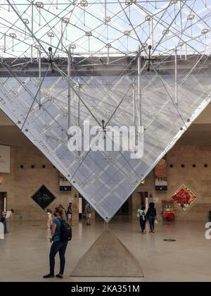Frankreich, Paris, der Louvre oder der Louvre sind das meistbesuchte Museum der Welt und ein historisches Monument in Paris. Touristen am Haupteingang Ph Stockfoto