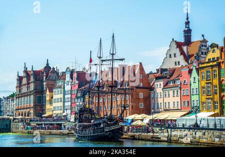Danzig, Polen - 4. August 2018: Panorama der Altstadt von Danzig, Dlugie Pobrzeze und des Motlawa-Flusses Stockfoto