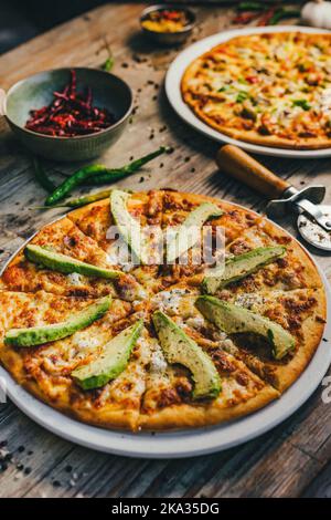 Pizza-Fotografie im Restaurant mit Requisiten Stockfoto