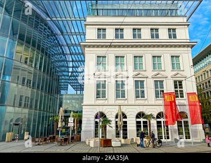 Düsseldorf (Gap 15), Deutschland - Oktober 9. 2022: Futuristischer Glasturm, Skywalk und Dach, Kombination aus moderner Zeitgenosse mit altem hostorischen Bogengang Stockfoto