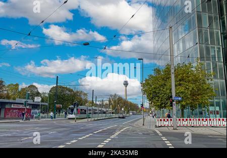 Düsseldorf (Graf Adolf Platz), Deutschland - Oktober 9. 2022: Blick auf den Platz mit Straßenbahn, fernsehturm, modernes Bürogebäude mit Glasturm GAP 15 Stockfoto