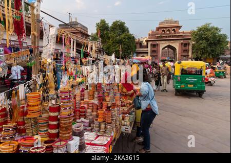 Jodhpur, Rajasthan, Indien - 20.10.2019 : schöne Rajasthani Bangles, die am berühmten Sardar Markt und Ghanta ghar Uhrenturm verkauft werden. Stockfoto