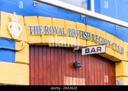 Schild über dem Eingang zu einem Royal British Legion Club mit der Aufschrift „BAR“. Castlederg, Nordirland Stockfoto