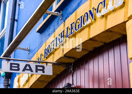 Schild über dem Eingang zu einem Royal British Legion Club mit der Aufschrift „BAR“. Castlederg, Nordirland Stockfoto