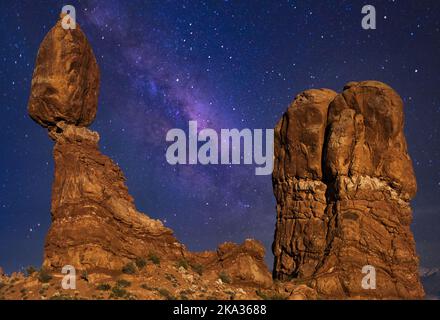 Eine wunderschöne Aussicht auf riesige Felsen im Arches National Park unter dem Himmel der Milchstraße Stockfoto