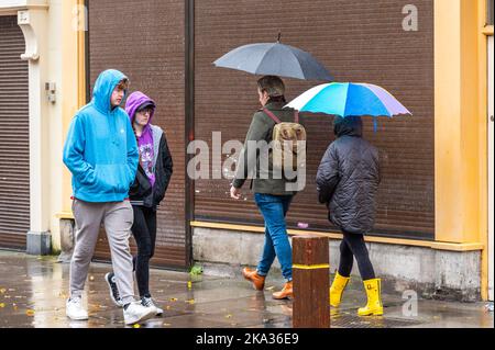 Cork, Irland. 31. Oktober 2022. Met Éireann hat heute in 4 Grafschaften eine Orange Weather Warning für Regen herausgegeben. Heute Nachmittag fiel in Cork sintflutartiger Regen, als sich die Menschen unter Regenschirmen drängten. Später am Abend wird mit mehr Regen und lokalen Überschwemmungen gerechnet. Quelle: AG News/Alamy Live News Stockfoto