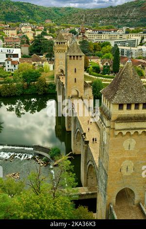 Die Pont Valentré über den Fluss Lot bei Cahors in der Region Oczitanien in Südfrankreich. Stockfoto