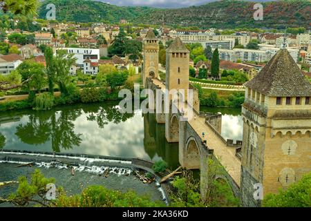 Die Pont Valentré über den Fluss Lot bei Cahors in der Region Oczitanien in Südfrankreich. Stockfoto