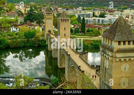 Die Pont Valentré über den Fluss Lot bei Cahors in der Region Oczitanien in Südfrankreich. Stockfoto