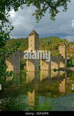 Die Pont Valentré über den Fluss Lot bei Cahors in der Region Oczitanien in Südfrankreich. Stockfoto