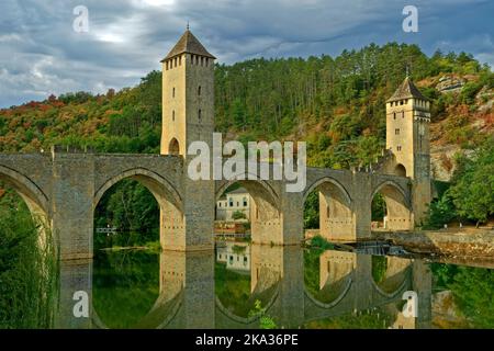 Die Pont Valentré über den Fluss Lot bei Cahors in der Region Oczitanien in Südfrankreich. Stockfoto