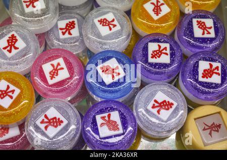 Mahjong-Steine bei Biu Kee Mah-Jong in Jordanien. Das alte Mahjong-Fliesengeschäft muss Ende Oktober schließen, da es vom Gebäude-Department vertrieben wird. 06OCT22 SCMP/Edmond so Stockfoto