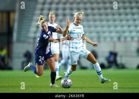 Paris, France. 20th Oct, 2022. Paris, France, October 20th 2022: Jackie Groenen (24 Paris Saint-Germain) and Pernille Harder (23 Chelsea) battle for the ball (duel) during the UEFA Womens Champions League football match between Paris Saint-Germain and Chelsea at Stade Jean-Bouin in Paris, France. (Daniela Porcelli/SPP) Credit: SPP Sport Press Photo. /Alamy Live News Stockfoto