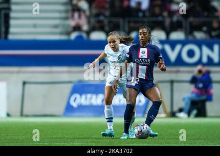 Paris, Frankreich. 20. Oktober 2022. Paris, Frankreich, 20. 2022. Oktober: Guro Reiten (11 Chelsea) und Ashley Lawrence (12 Paris Saint-Germain) kämpfen während des UEFA Womens Champions League Fußballspiels zwischen Paris Saint-Germain und Chelsea im Stade Jean-Bouin in Paris, Frankreich, um den Ball (Duell). (Daniela Porcelli/SPP) Quelle: SPP Sport Press Foto. /Alamy Live News Stockfoto