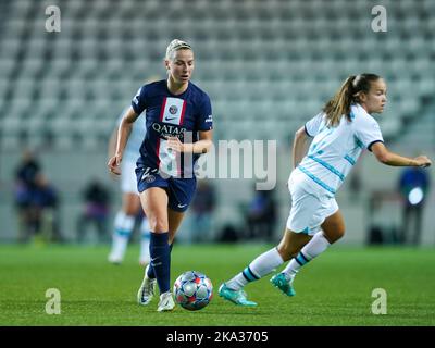 Paris, France. 20th Oct, 2022. Paris, France, October 20th 2022: Jackie Groenen (24 Paris Saint-Germain) controls the ball during the UEFA Womens Champions League football match between Paris Saint-Germain and Chelsea at Stade Jean-Bouin in Paris, France. (Daniela Porcelli/SPP) Credit: SPP Sport Press Photo. /Alamy Live News Stockfoto