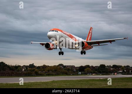 London Southend Airport, Essex, Großbritannien. 31. Oktober 2022. Der Londoner Flughafen Southend hat sich schwer getan, seine Passagierzahlen vor Covid wieder zu erreichen, da nur eine Fluggesellschaft – easyJet – die Sommersaison mit Flügen zu nur drei Zielen wieder aufnehmen kann, die heute für den Winter nicht mehr verfügbar sind. Nach dem heutigen Flugbetrieb wird der Flughafen bis zur Rückkehr von easyJet Ende März 2023 keine Linienflüge mehr haben. Die Ankunft am Nachmittag von und nach Faro ist das letzte Ziel, und ein Flug nach Palma de Mallorca wird später als letzter Flug angeboten. Faro Ankunft im Finale zu landen Stockfoto