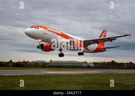 London Southend Airport, Essex, Großbritannien. 31. Oktober 2022. Der Londoner Flughafen Southend hat sich schwer getan, seine Passagierzahlen vor Covid wieder zu erreichen, da nur eine Fluggesellschaft – easyJet – die Sommersaison mit Flügen zu nur drei Zielen wieder aufnehmen kann, die heute für den Winter nicht mehr verfügbar sind. Nach dem heutigen Flugbetrieb wird der Flughafen bis zur Rückkehr von easyJet Ende März 2023 keine Linienflüge mehr haben. Die Ankunft am Nachmittag von und nach Faro ist das letzte Ziel, und ein Flug nach Palma de Mallorca wird später als letzter Flug angeboten. Faro Ankunft im Finale zu landen Stockfoto