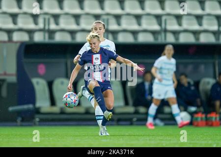 Paris, France. 20th Oct, 2022. Paris, France, October 20th 2022: Jackie Groenen (24 Paris Saint-Germain) controls the ball during the UEFA Womens Champions League football match between Paris Saint-Germain and Chelsea at Stade Jean-Bouin in Paris, France. (Daniela Porcelli/SPP) Credit: SPP Sport Press Photo. /Alamy Live News Stockfoto