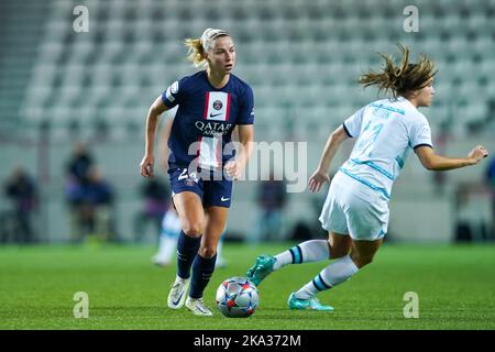 Paris, France. 20th Oct, 2022. Paris, France, October 20th 2022: Jackie Groenen (24 Paris Saint-Germain) controls the ball during the UEFA Womens Champions League football match between Paris Saint-Germain and Chelsea at Stade Jean-Bouin in Paris, France. (Daniela Porcelli/SPP) Credit: SPP Sport Press Photo. /Alamy Live News Stockfoto