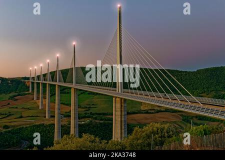 Das Viadukt von Millau führt über die Bundesstraße A75, bekannt als „La Meridienne“, das Tal des Flusses Tarn in Aveyron, Midi-Pyrenees, Frankreich Stockfoto