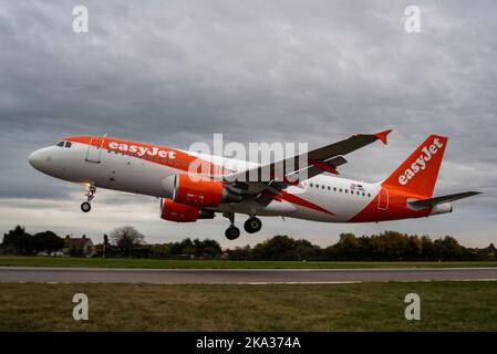 London Southend Airport, Essex, Großbritannien. 31. Oktober 2022. Der Londoner Flughafen Southend hat sich schwer getan, seine Passagierzahlen vor Covid wieder zu erreichen, da nur eine Fluggesellschaft – easyJet – die Sommersaison mit Flügen zu nur drei Zielen wieder aufnehmen kann, die heute für den Winter nicht mehr verfügbar sind. Nach dem heutigen Flugbetrieb wird der Flughafen bis zur Rückkehr von easyJet Ende März 2023 keine Linienflüge mehr haben. Die Ankunft am Nachmittag von und nach Faro ist das letzte Ziel, und ein Flug nach Palma de Mallorca wird später als letzter Flug angeboten. Faro Ankunft im Finale zu landen Stockfoto