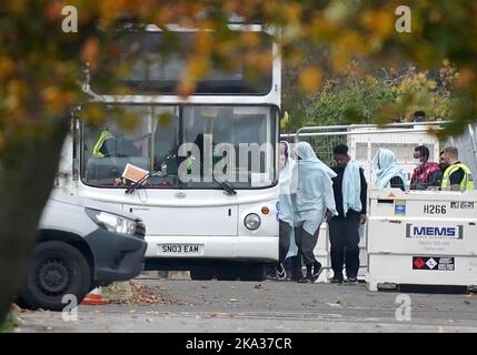 Eine Ansicht der Menschen, die als Migranten in der Manston-Einwanderungsanstalt für kurzfristige Zuwanderungen im ehemaligen Defense Fire Training and Development Center in Thanet, Kent, gedacht wurden. 700 Personen wurden aus Sicherheitsgründen in die Manston-Einrichtung gebracht, nachdem am Sonntag Brandanzündvorrichtungen auf ein Migrantenzentrum der Grenztruppen in Dover geworfen wurden. Bilddatum: Montag, 31. Oktober 2022. Stockfoto
