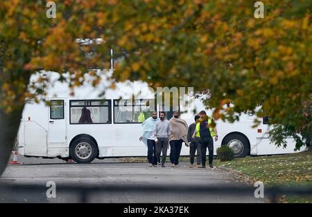 Eine Ansicht der Menschen, die als Migranten in der Manston-Einwanderungsanstalt für kurzfristige Zuwanderungen im ehemaligen Defense Fire Training and Development Center in Thanet, Kent, gedacht wurden. 700 Personen wurden aus Sicherheitsgründen in die Manston-Einrichtung gebracht, nachdem am Sonntag Brandanzündvorrichtungen auf ein Migrantenzentrum der Grenztruppen in Dover geworfen wurden. Bilddatum: Montag, 31. Oktober 2022. Stockfoto