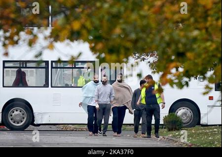 Eine Ansicht der Menschen, die als Migranten in der Manston-Einwanderungsanstalt für kurzfristige Zuwanderungen im ehemaligen Defense Fire Training and Development Center in Thanet, Kent, gedacht wurden. 700 Personen wurden aus Sicherheitsgründen in die Manston-Einrichtung gebracht, nachdem am Sonntag Brandanzündvorrichtungen auf ein Migrantenzentrum der Grenztruppen in Dover geworfen wurden. Bilddatum: Montag, 31. Oktober 2022. Stockfoto