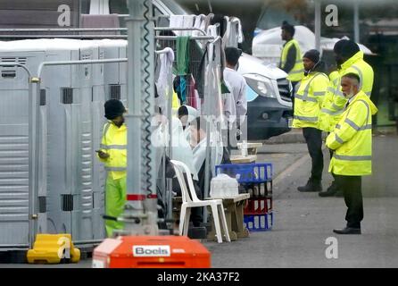 Eine Ansicht der Menschen, die als Migranten in der Manston-Einwanderungsanstalt für kurzfristige Zuwanderungen im ehemaligen Defense Fire Training and Development Center in Thanet, Kent, gedacht wurden. 700 Personen wurden aus Sicherheitsgründen in die Manston-Einrichtung gebracht, nachdem am Sonntag Brandanzündvorrichtungen auf ein Migrantenzentrum der Grenztruppen in Dover geworfen wurden. Bilddatum: Montag, 31. Oktober 2022. Stockfoto