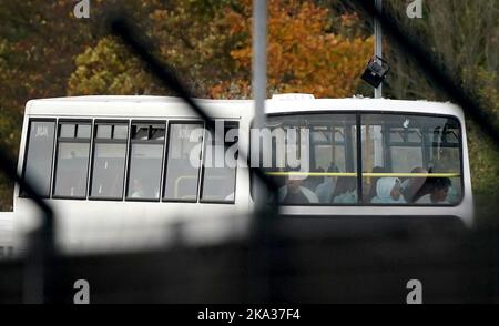 Eine Ansicht der Menschen, die als Migranten in der Manston-Einwanderungsanstalt für kurzfristige Zuwanderungen im ehemaligen Defense Fire Training and Development Center in Thanet, Kent, gedacht wurden. 700 Personen wurden aus Sicherheitsgründen in die Manston-Einrichtung gebracht, nachdem am Sonntag Brandanzündvorrichtungen auf ein Migrantenzentrum der Grenztruppen in Dover geworfen wurden. Bilddatum: Montag, 31. Oktober 2022. Stockfoto