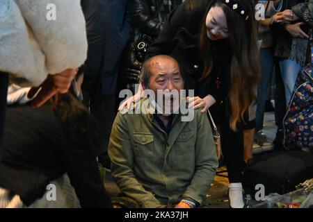 Seoul, Südkorea. 31. Oktober 2022. Trauernde besuchen am Montag, den 31. Oktober 2022, ein provisorisches Mahnmal in der Nähe des Ortes, an dem die Menschenmenge zerschmettert ist, in Seoul, Südkorea. Der Vorfall hinterließ mehr als 154 Tote während der Halloween-Feiern im Nachtleben von Itaewon. Foto von Thomas Maresca/UPI Credit: UPI/Alamy Live News Stockfoto