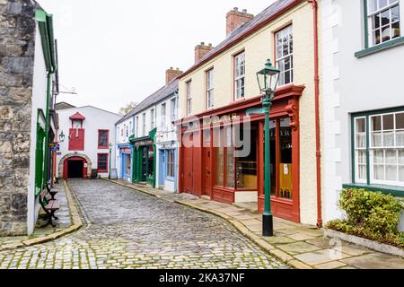 Geschäfte in einer Straße einer sehr alten irischen Stadt aus dem 19.. Jahrhundert 1800s. Stockfoto