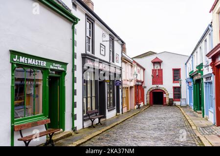 Geschäfte in einer Straße einer sehr alten irischen Stadt aus dem 19.. Jahrhundert 1800s. Stockfoto