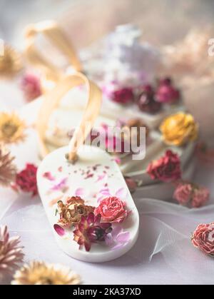 Schönes duftendes Wachs mit Blumen. Natürlicher handgefertigter Lufterfrischer. Duftbeutel. Aromatisiertes Sojawachs und ätherische Öle. Nahaufnahme Stockfoto