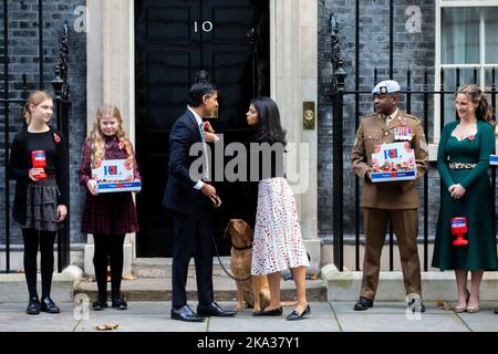 London, England, Großbritannien. 31. Oktober 2022. Der britische Premierminister RISHI SUNAK und seine Frau AKSHATA MURTHY mit ihrem Hund NOVA werden gesehen, wie sie vor der Downing Street 10 Mohnblumen kaufen. (Bild: © Tayfun Salci/ZUMA Press Wire) Stockfoto