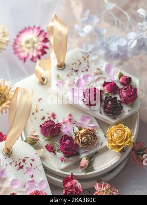 Schönes duftendes Wachs mit Blumen. Natürlicher handgefertigter Lufterfrischer. Duftbeutel. Aromatisiertes Sojawachs und ätherische Öle. Nahaufnahme Stockfoto