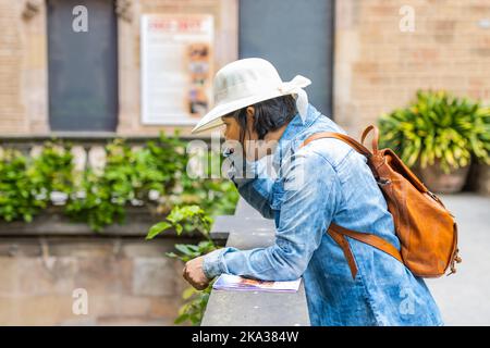 Lateinischer Tourist im Urlaub auf einer Terrasse in Barcelona (Spanien), Reisekonzept. Stockfoto