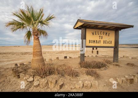 Ein natürlicher Blick auf das Begrüßungsschild zum Bombay Beach in Imperial County, Kalifornien, USA Stockfoto