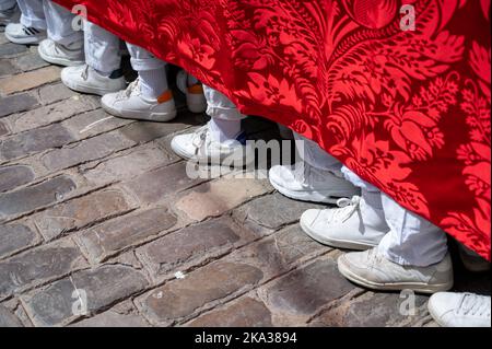 Die Füße von Menschen mit einem schweren Thron bei einer Osterparade während der Karwoche oder Semana santa in Cadez, Spanien Stockfoto