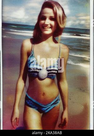 Eine junge Frau in einem Badeanzug am Strand, Vintage Retro-Foto Stockfoto