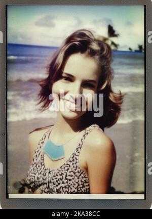 Eine junge Frau in einem Badeanzug am Strand, Vintage Retro-Foto Stockfoto