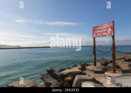 Schild am Kanaleingang am South Mission Beach Stockfoto