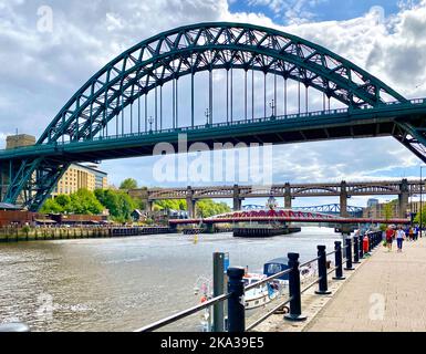 Tyne Bridge und Quayside in Newcastle Stockfoto