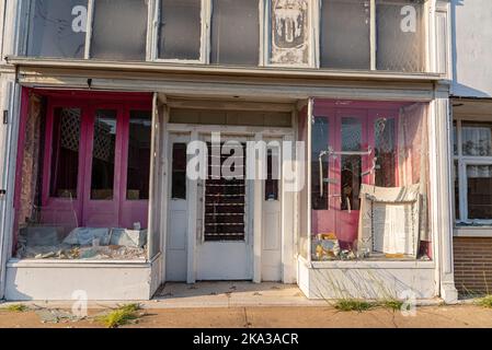 Ein verlassenes Geschäft in Pine Bluff, Arkansas mit kaputten Schaufenstern. Stockfoto