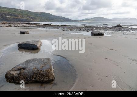 Felsenpools an einem wunderschönen einsamen Sandstrand in Lyme Regis Dorset England Jurassic Coast Stockfoto