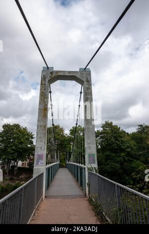 Blick über die Trews Weir Suspension Bridge über den Exeter Ship Canal Stockfoto