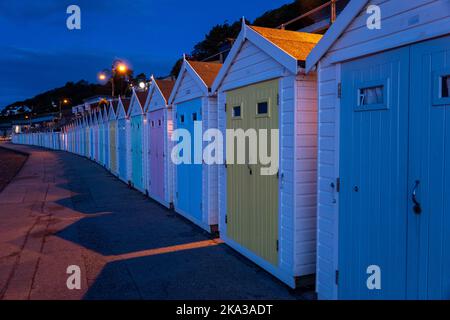 Strandhütten entlang der Promenade bei Lyme Regis Dorest England im Morgengrauen vor Sonnenaufgang Stockfoto