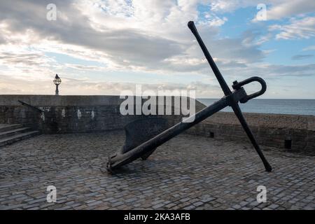 Altes Ankerdenkmal an der Strandpromenade bei Lyme Regis Dorset England Stockfoto